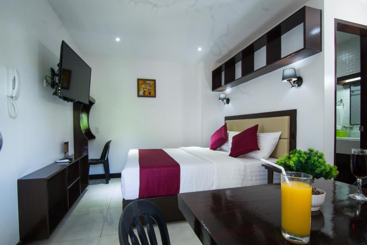 Diamond Hotel And Resto Катарман Екстериор снимка